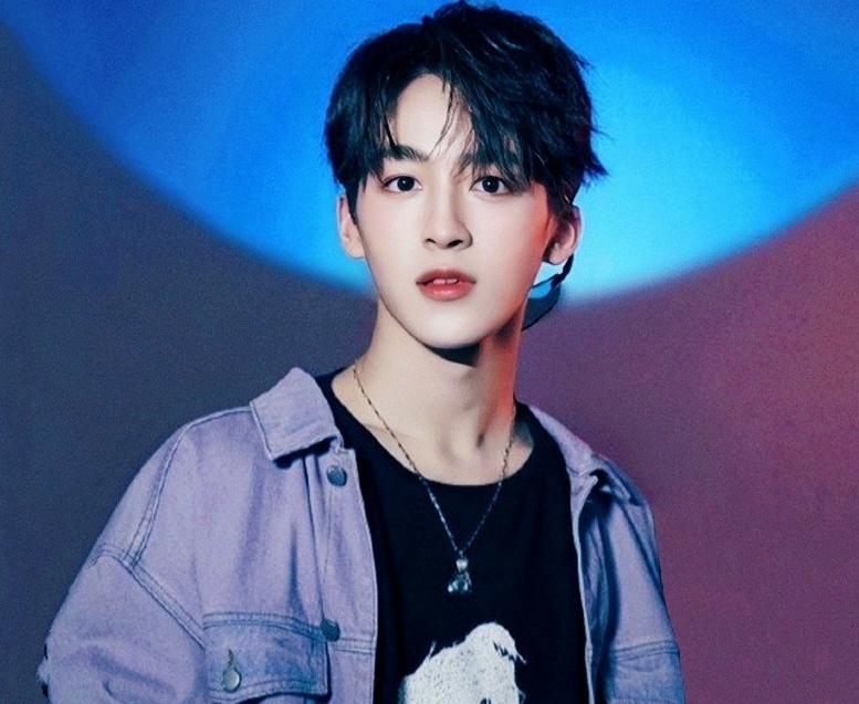 周震南被猫咬到了,周震南与何洛洛聊天记录