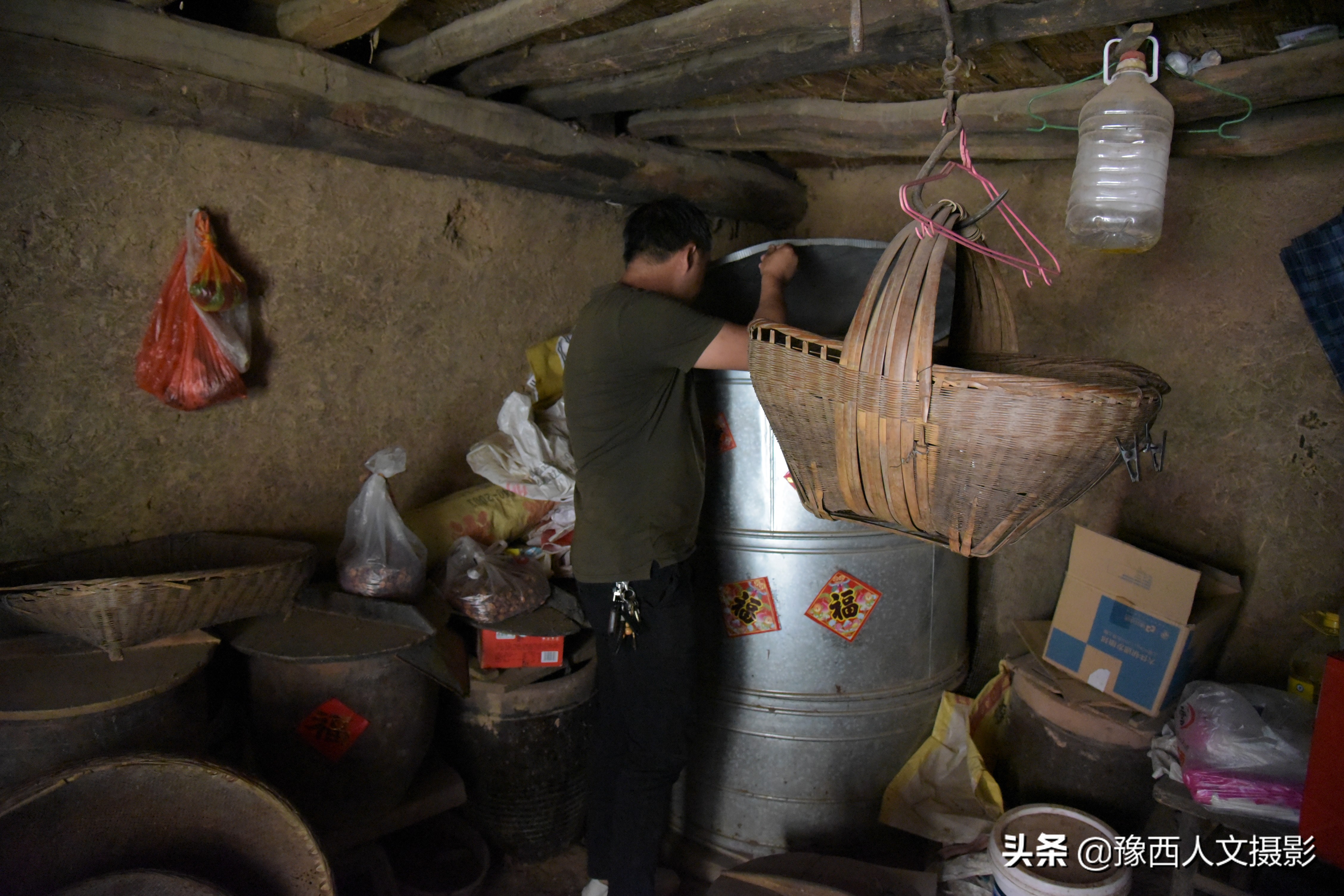 山里父亲10年前为儿子打算,藏一囤小麦两桶黄豆,娶媳妇却没用上