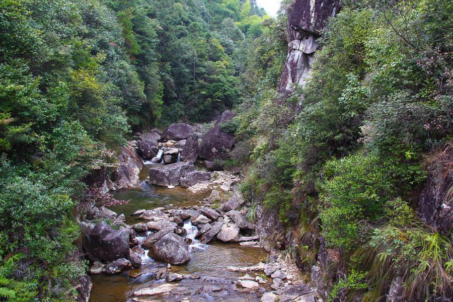 山石荦确行径微黄昏到寺蝙蝠飞,山石荦确行径微什么意思