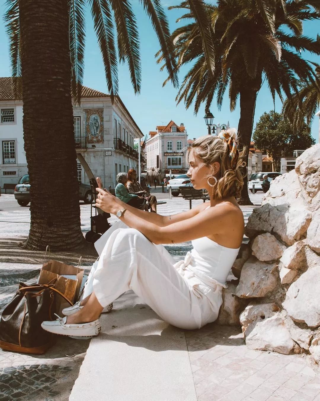 会背水桶包的人,会背奢侈品包包