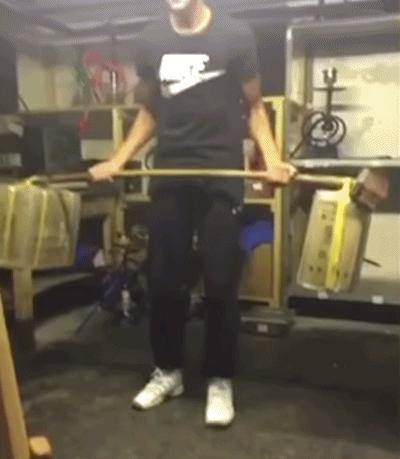 爆笑GIF图：办法是不错，就是要是老师从后门就来怎么办呀