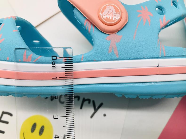 卡骆驰凉鞋表面怎么清洗,卡骆驰洞洞鞋穿大点好看吗