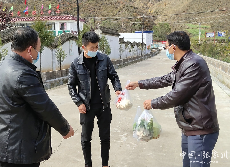 【疫情防控一线报道】张家川县恭门镇：村干部化身“代购员”倾情服务暖民心