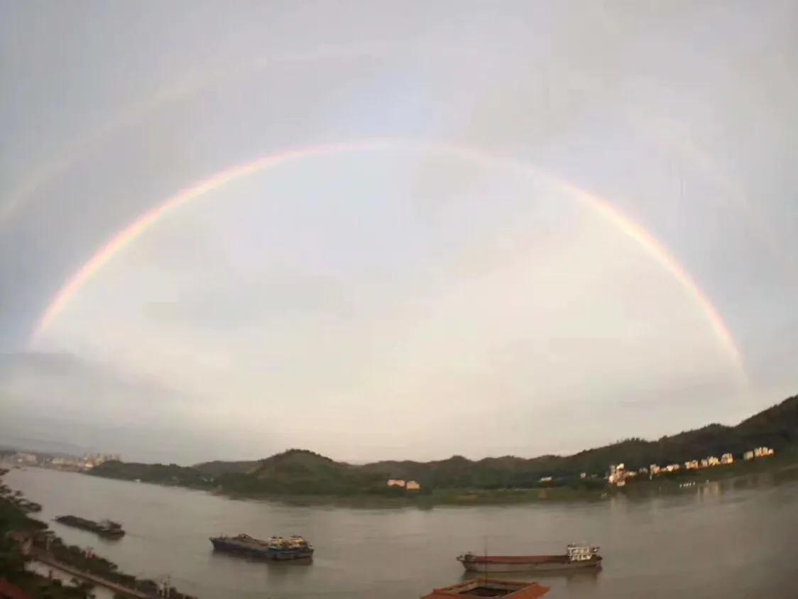 郁南都城暴雨夜景,雨后彩虹五彩丹霞太美了