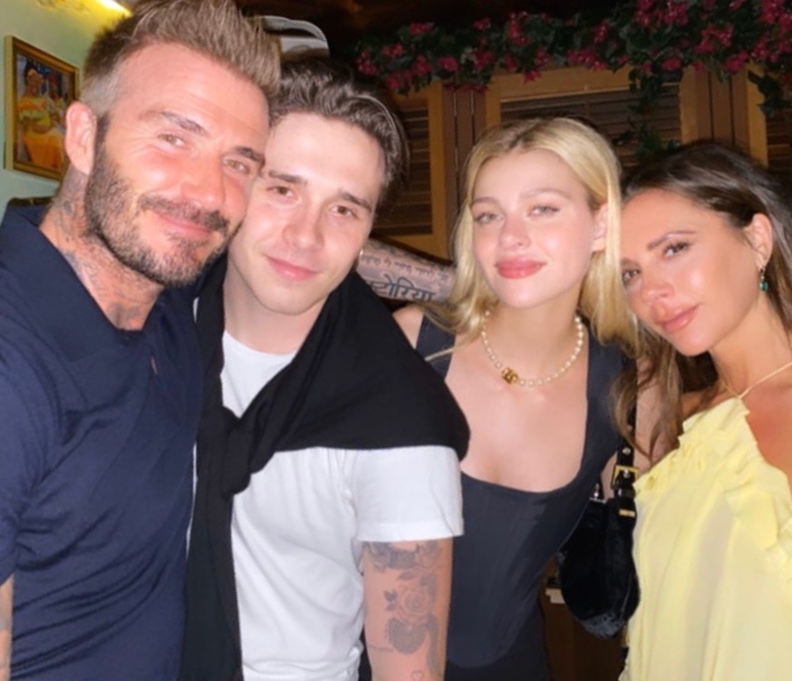 球场上比高低，小贝脱掉上衣秀八块腹肌，21岁长子肚子松弛油腻