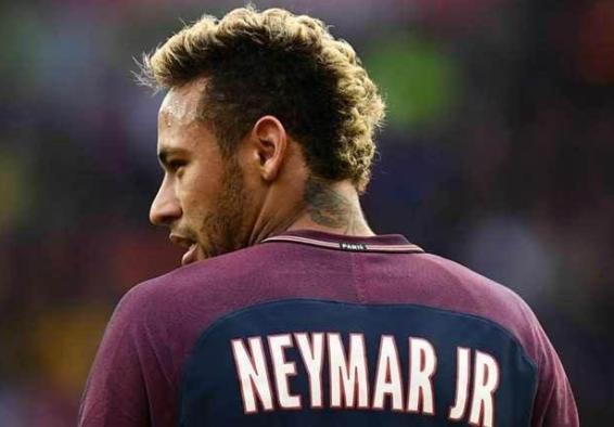 小猪佩奇足球明星,小猪佩奇满背纹身图