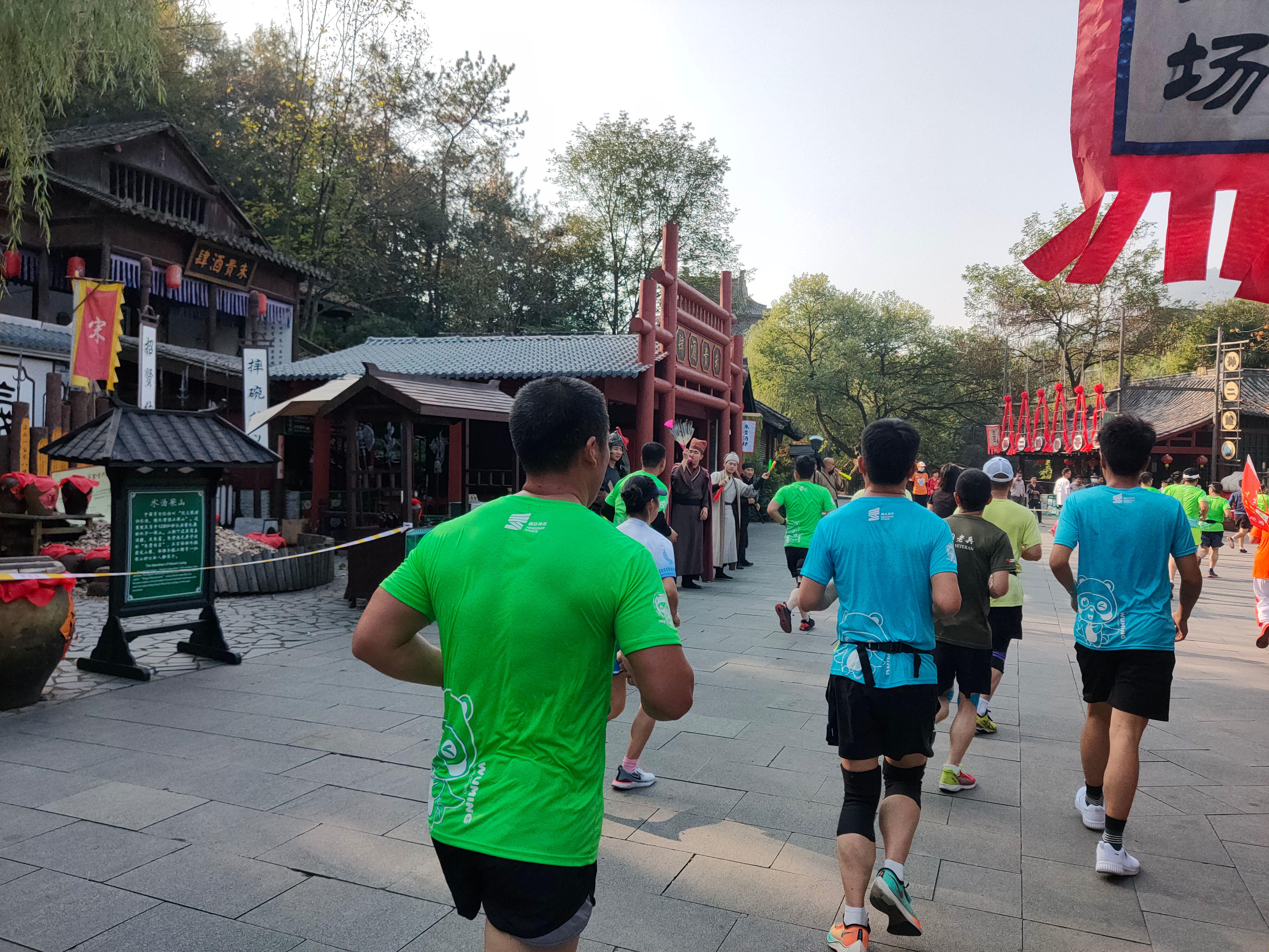 首个全马2022年超燃视频,横店马拉松2023全马颁奖直播