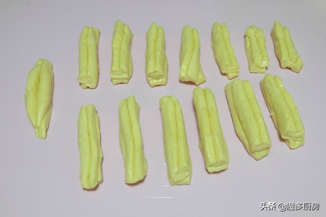 油条怎么做酥脆松软不用酵母牛奶,油条家常做法用酵母粉200克牛奶