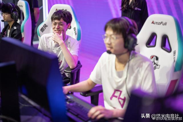 有钱了！网友偶遇乐言与XUN逛街出没高档奢侈品商铺