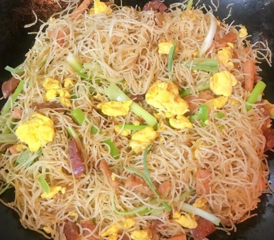 为啥夜宵摊的炒粉那么好吃？4个小窍门，米粉松散不结坨，真筋道