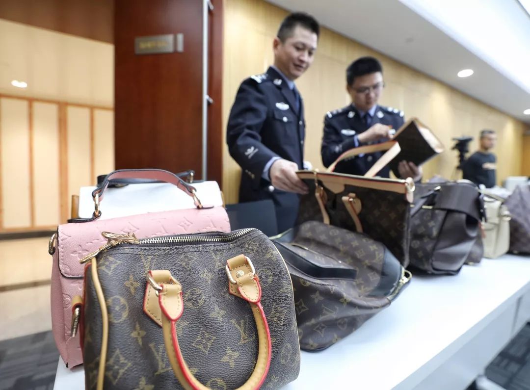 2500元的Burberry围巾竟是400元一条假货！连婴儿奶嘴也有假的 上海公安侦破多起假冒知名品牌案件