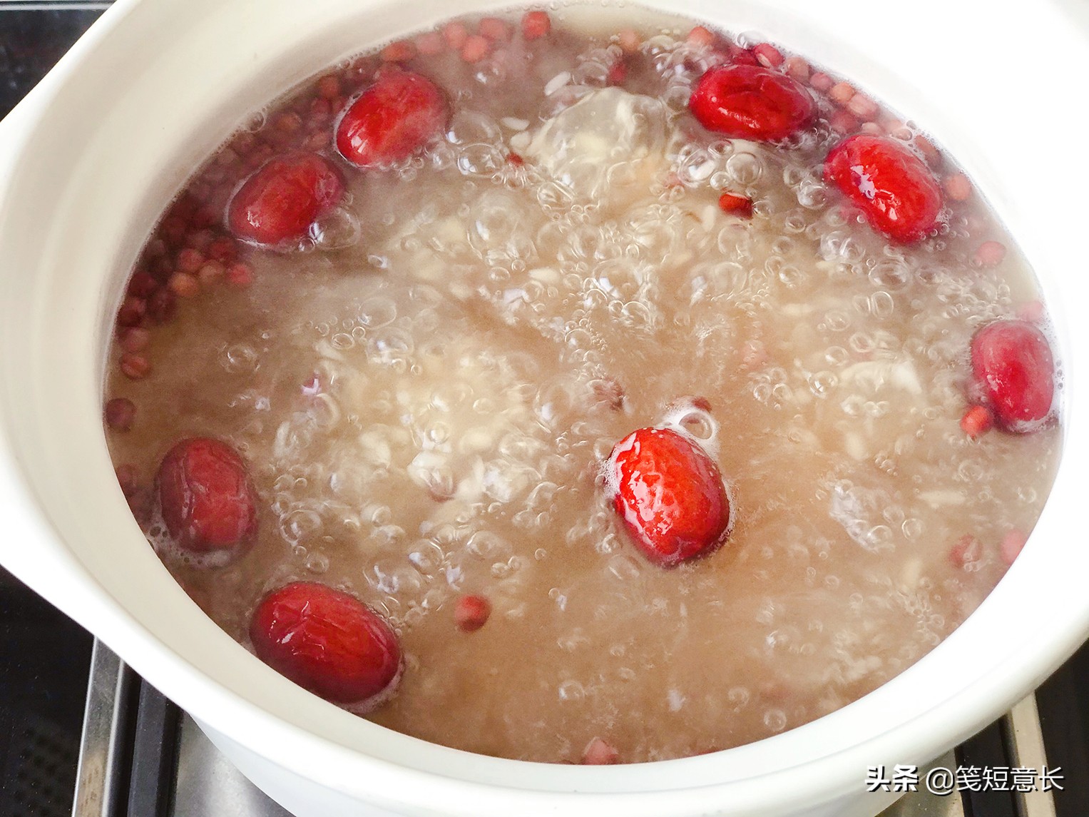 紫薯下锅成墨绿色了,紫薯煮了以后汤怎么变成绿色