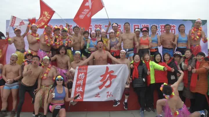 扬州“光猪跑”来了！男女身着内衣*情纵**奔跑