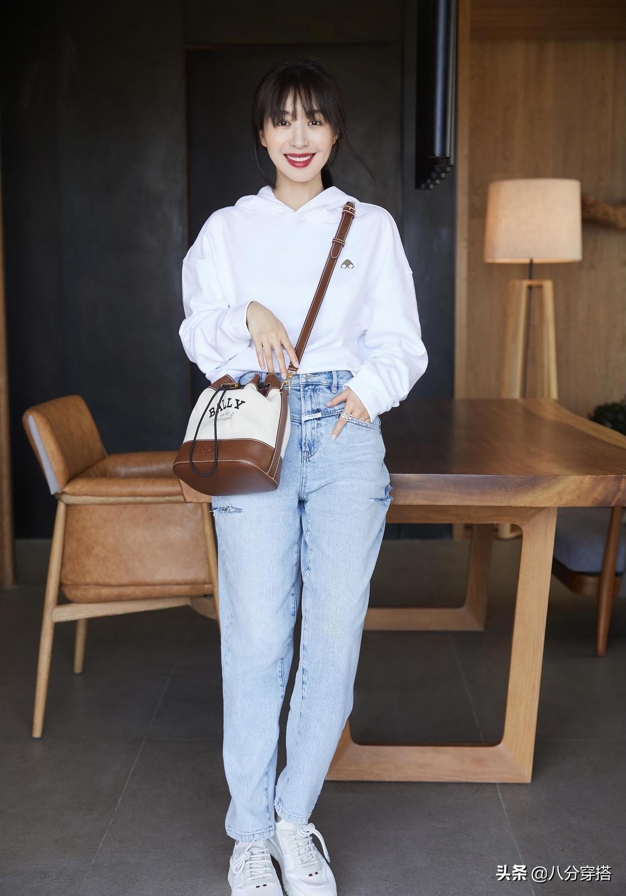 李菲儿太懂“时尚”，黑色垫肩西装配吊带潇洒利落，又美又飒