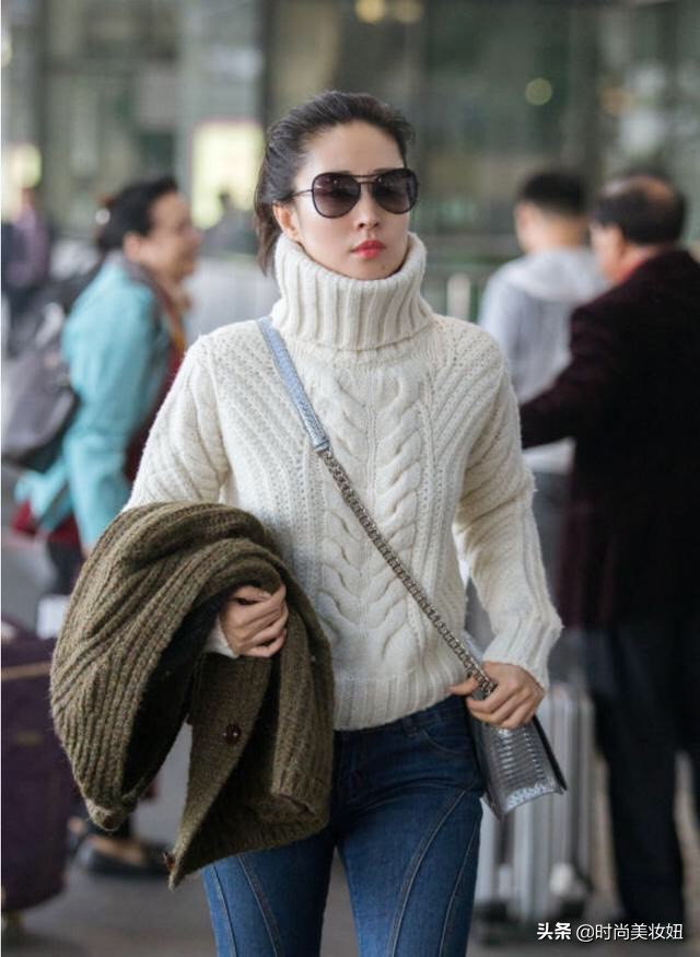 43岁刘敏涛真时尚,高领毛衣配喇叭裤显高显瘦,167身材太惊艳