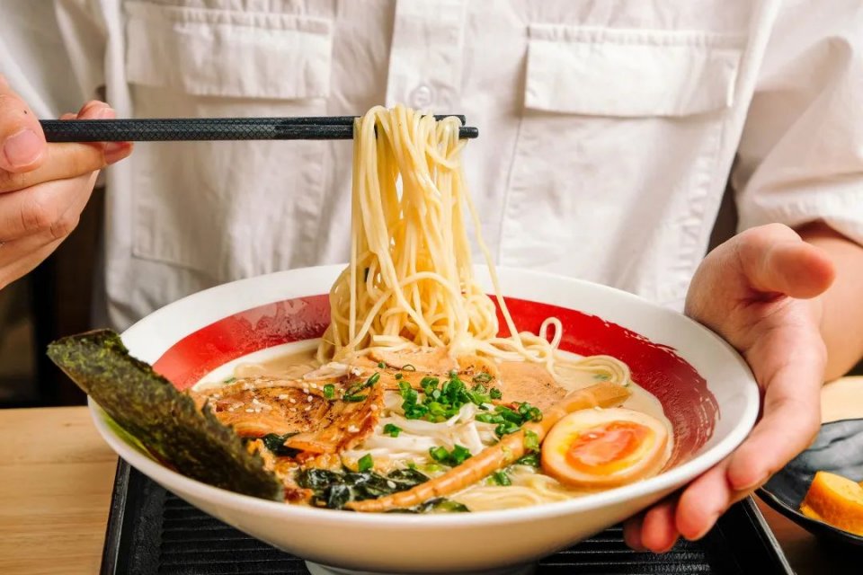 汤底浓郁的汤面,汤底浓厚