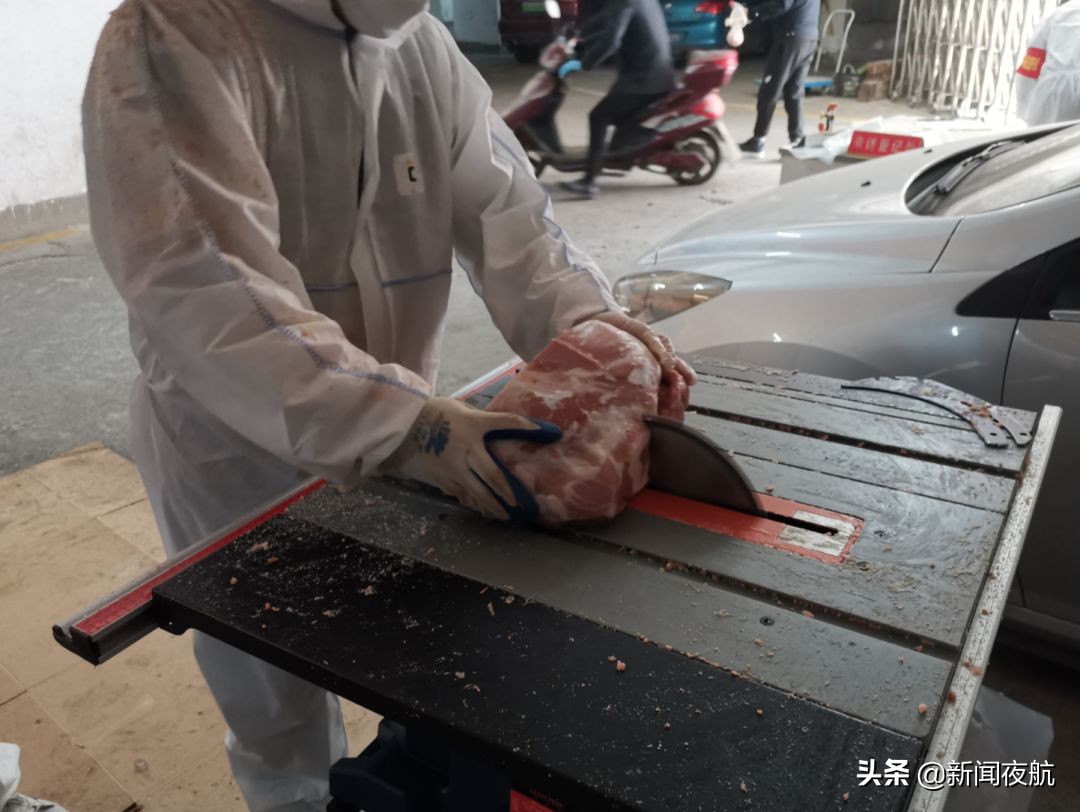 每切一块冻猪肉，就像下了一场猪肉味儿的雪……