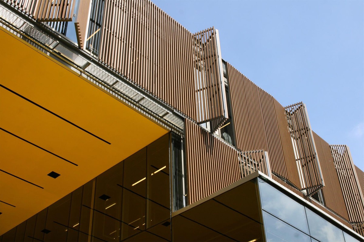 覆上新妆添荣光里约综合楼设计赏析