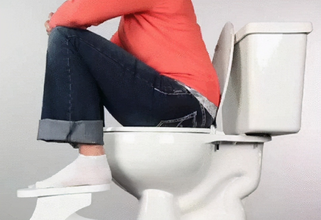 女子被蟒蛇咬伤,男子上厕所被蛇给咬