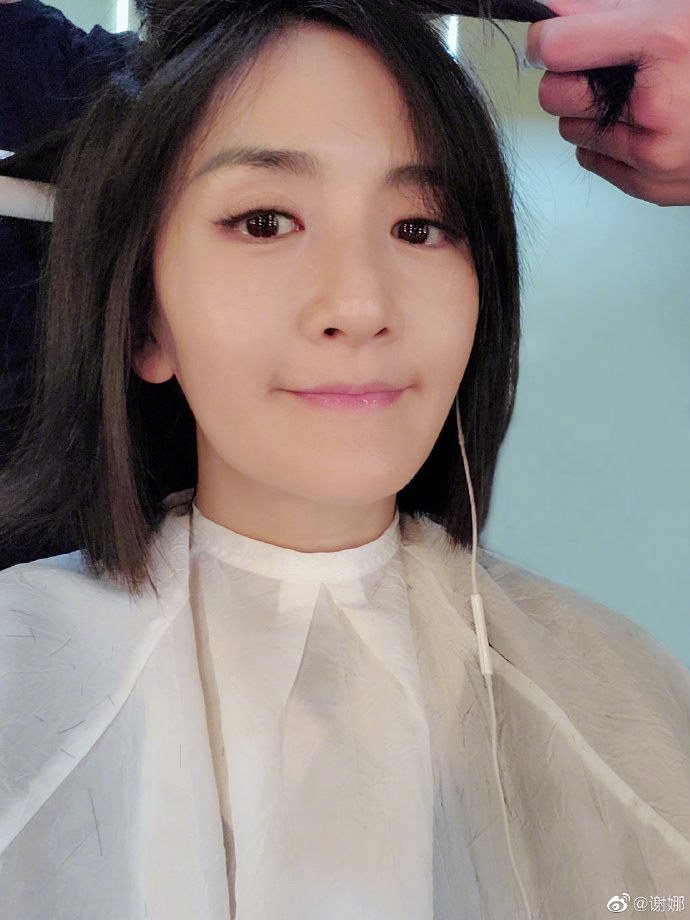 谢娜晒女儿照片为女儿写歌,谢娜晒女儿们自己做的生日卡片