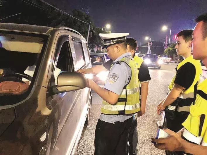 因大车遮挡闯红灯可以干什么,大车遮挡视线导致闯红灯扣分吗