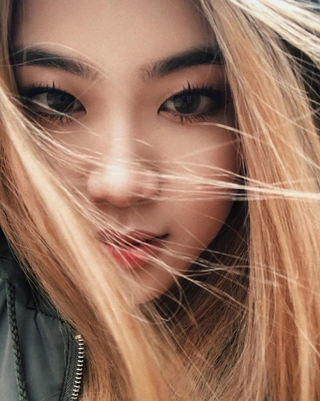 lisa和rosie秀恩爱,lisa与rosa在直播间接吻