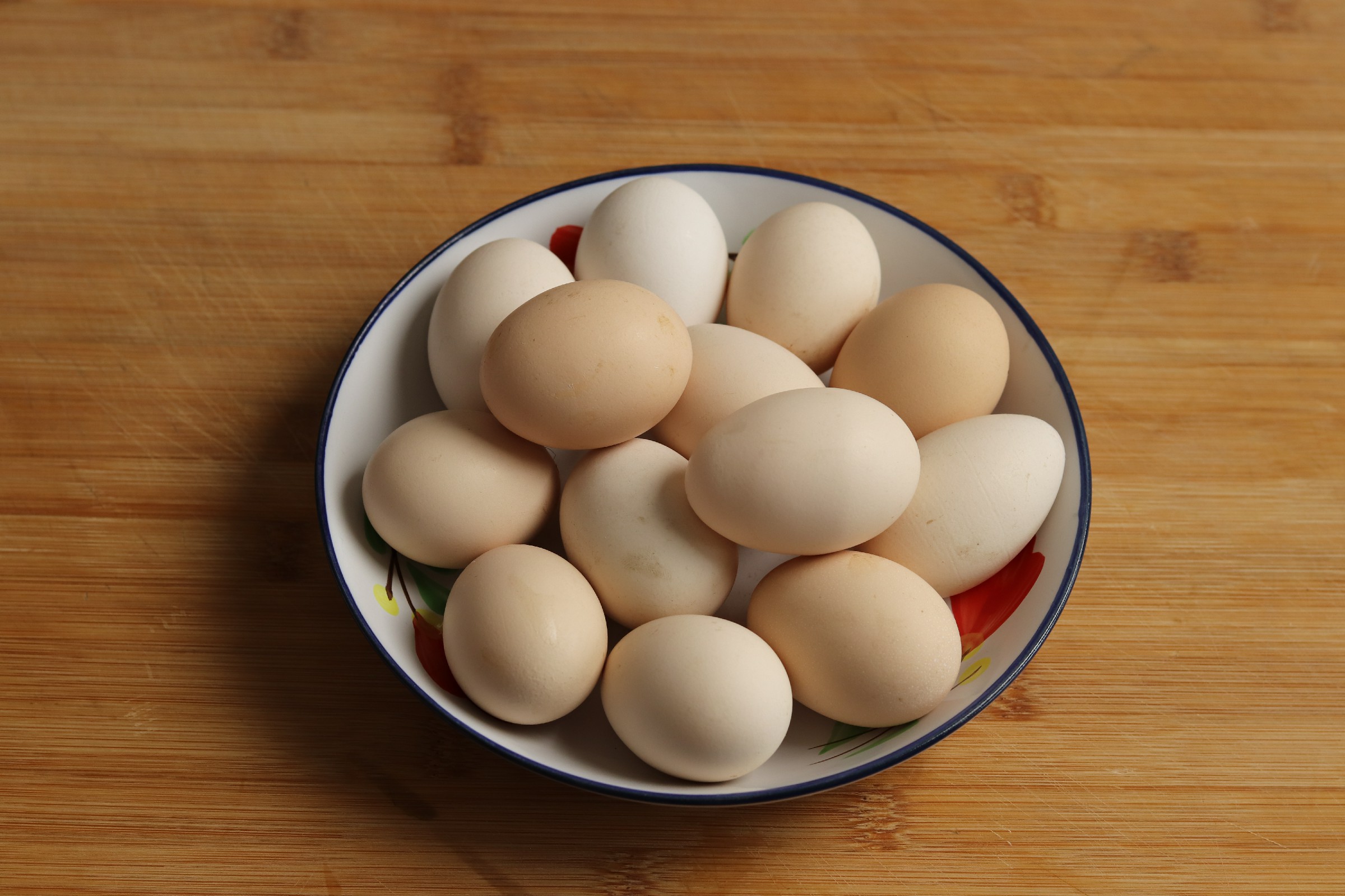 煮熟的鸡蛋放冰箱冷藏保存多久,煮熟带壳鸡蛋放冰箱可以保存几天