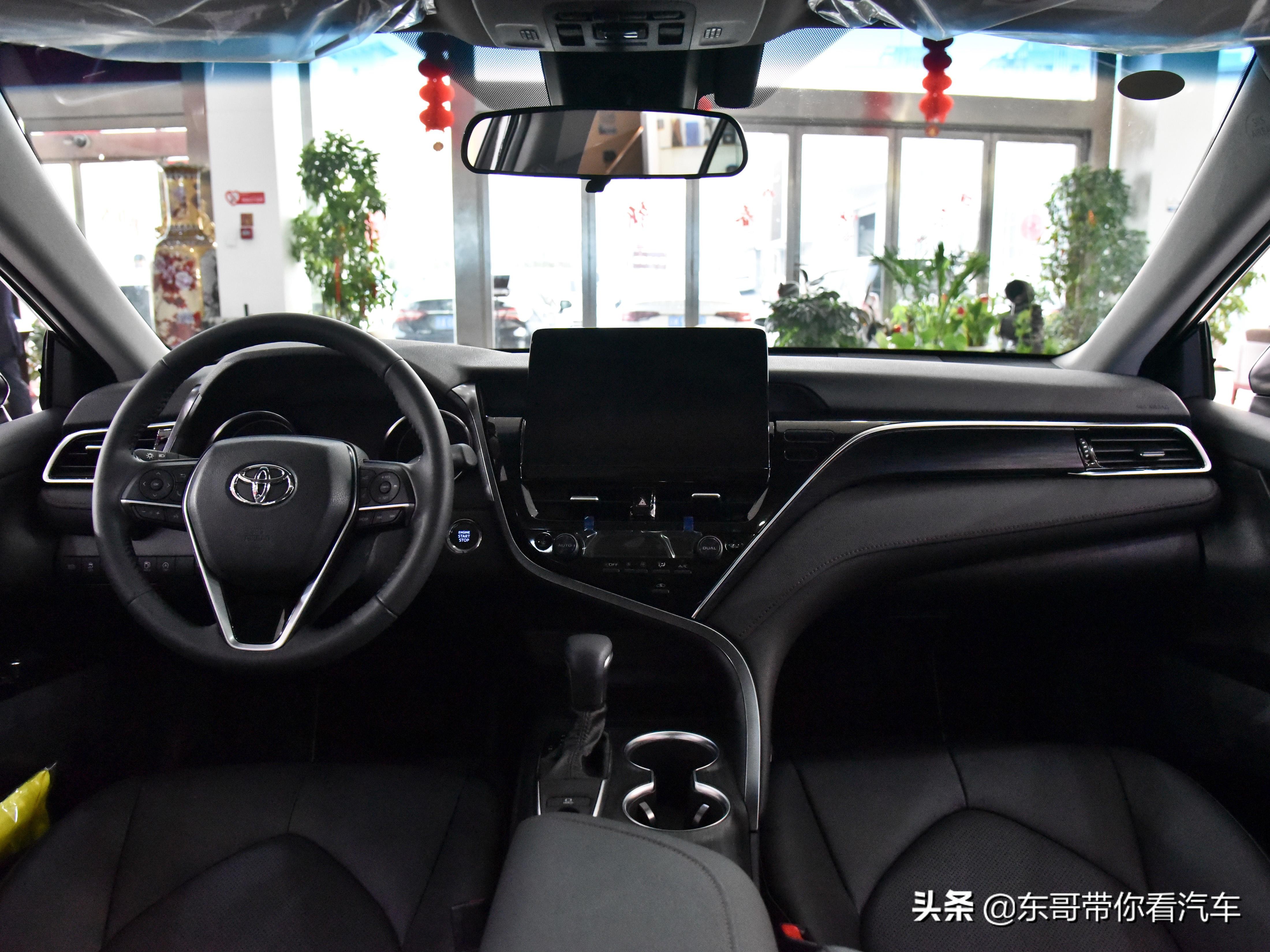 内饰更好，空间很大，油耗5.7L的日系稳定合资中型车，实拍凯美瑞