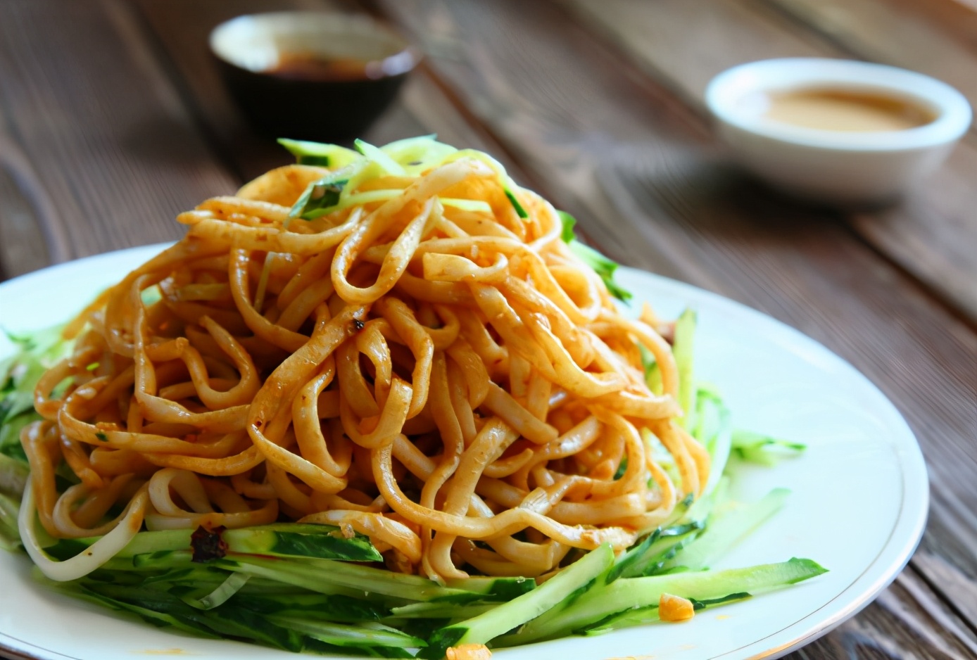 面条下锅煮熟后拌成凉面的教程,做凉面静置几分钟