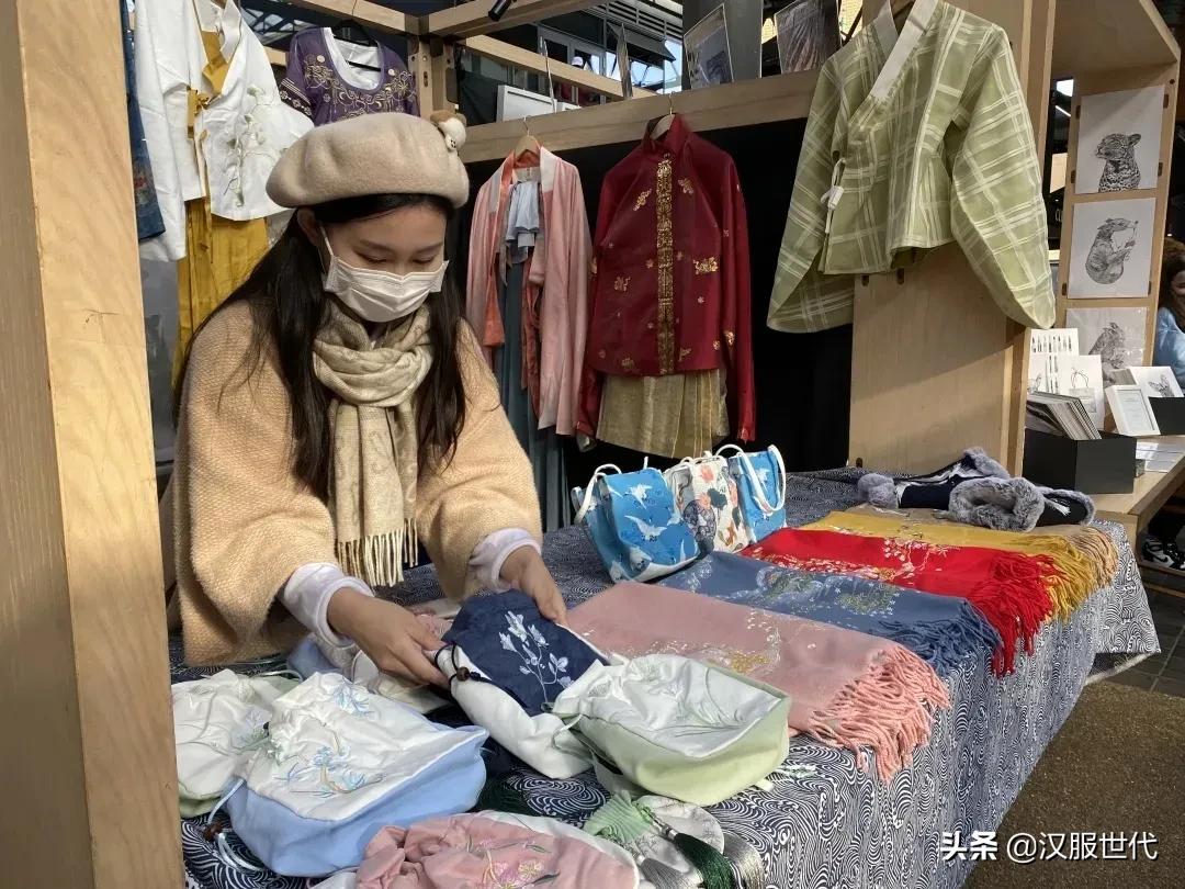 在国外摆摊试穿汉服,欧洲卖汉服生意好吗