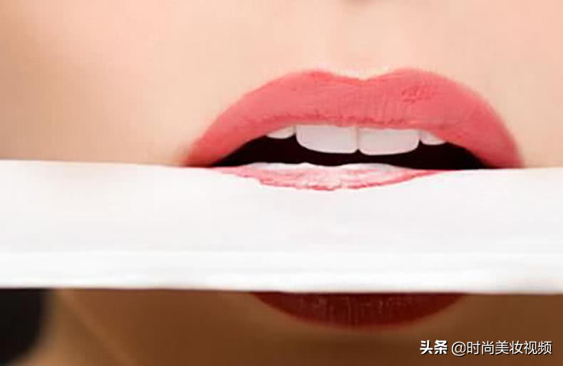 口红老粘牙上是怎么回事,口红粘牙怎么解决
