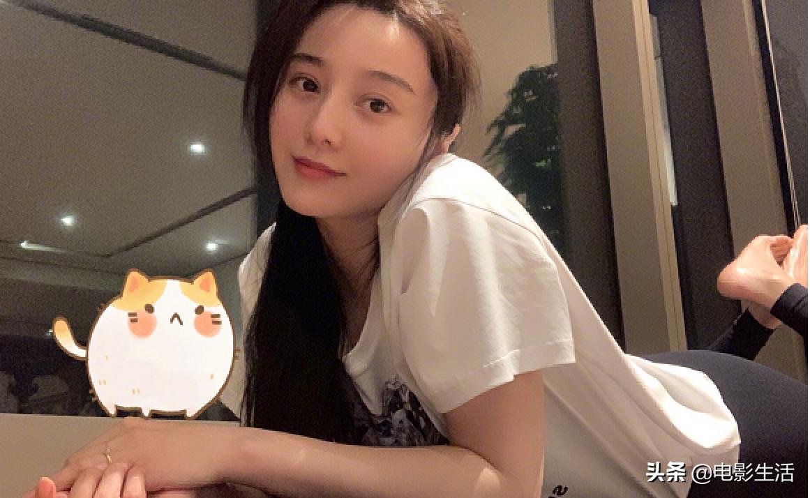 范冰冰晒自拍露出无名指戒指,范冰冰衣着平底鞋无名指戒指抢镜