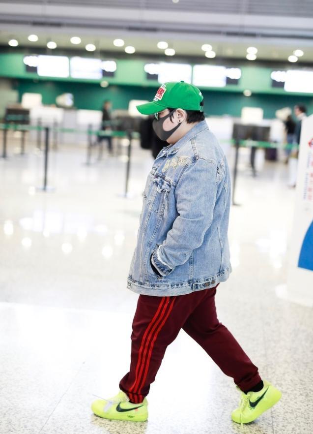 韩红早期军装照,18岁的韩红穿着军装