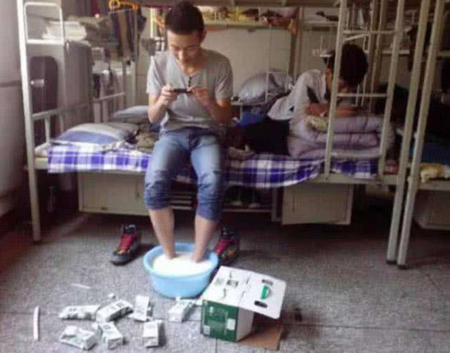 大学宿舍里人才辈出，寝室养猪我忍了，纯牛奶泡脚是认真的吗？