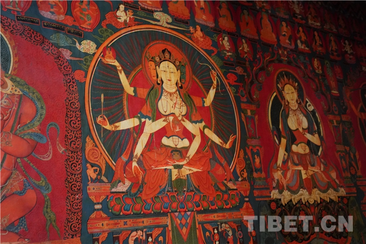 十一世班禅在托林寺为信教群众举行长寿灌顶法会