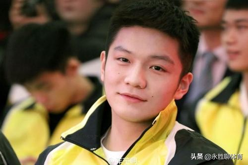 小胖樊振东军装采访,小胖樊振东军装敬礼照片