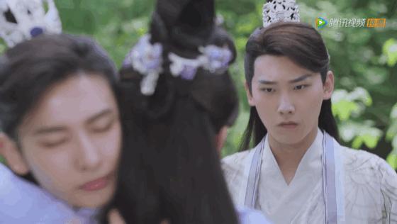 演员邢昭林搂抱女大学生被拍，女方提前开好房，穿着浴袍出来迎接