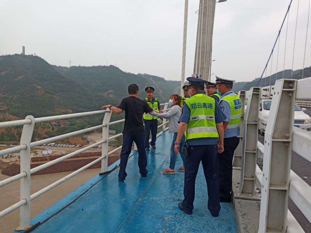 紧急营救隧道坍塌,桃花峪大桥救人