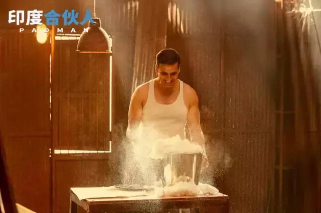 这个了不起的男人，靠着给女人做卫生巾成为英雄！