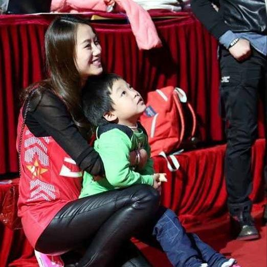 揭秘朱芳雨与现任妻子的恩爱秘密,朱芳雨三次婚姻