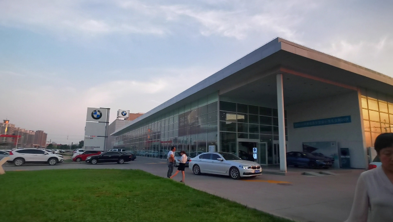 宝马保险杠剐蹭是换新的还是修复,宝马保险杠喷漆去4s店还是修理厂