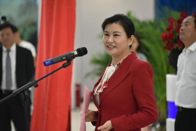 15岁到广东打工，后靠苹果成女首富，今1年损失500亿靠补贴来度日