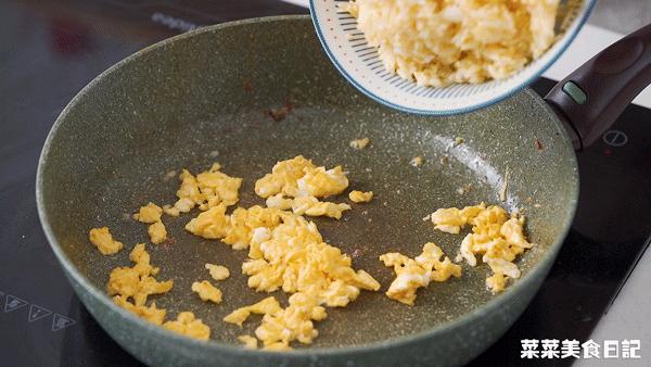 蛋炒饭这样做真好吃,10分钟蛋炒饭