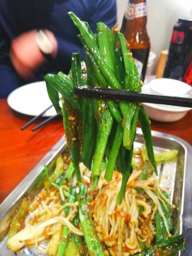 郑州十里铺街，来自于济源的知名炒鸡光光酱，味道果然可带劲儿啊