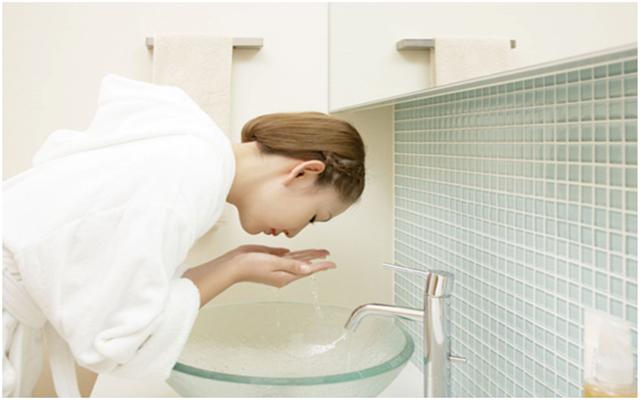 化完妆感觉脸上很干怎么补救,化完妆后脸痒怎么缓解