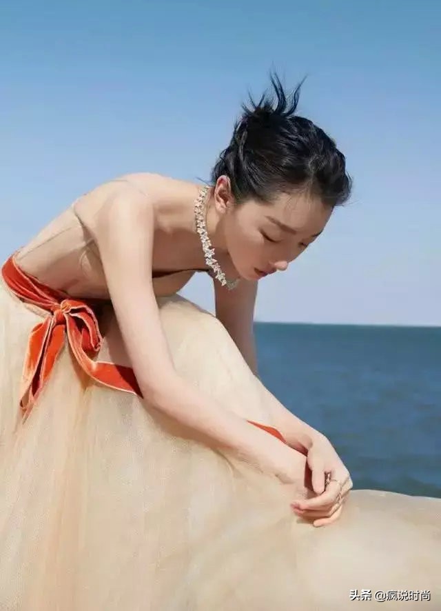 周冬雨西装露脐装内搭,周冬雨大胆穿搭