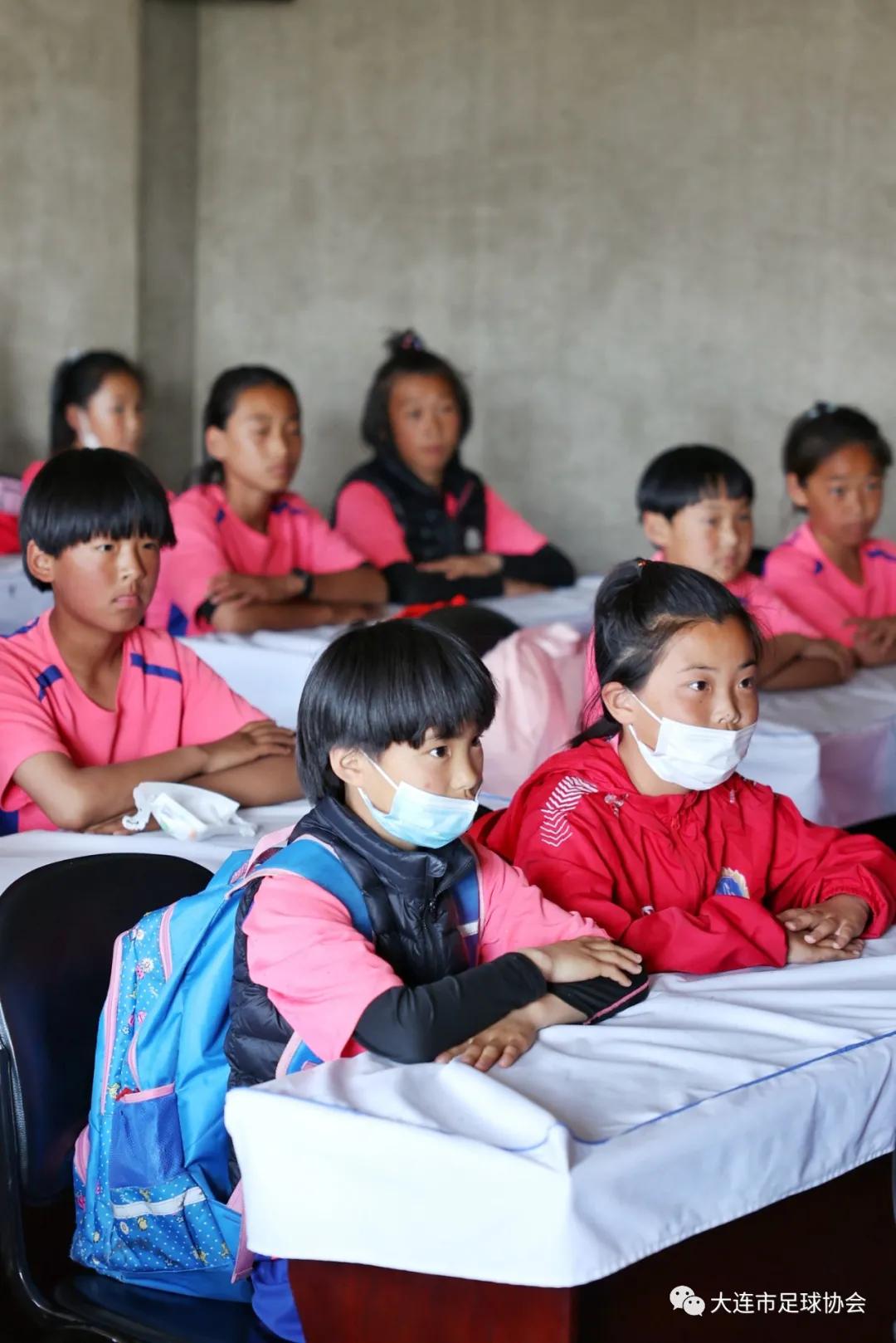 亚足联-中国足协“梦想中国”走进大连市八一希望小学