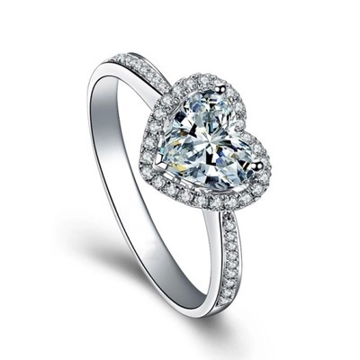 平常戴莫桑钻会不会看起来很假,莫桑钻戴着会不会给人觉得很假