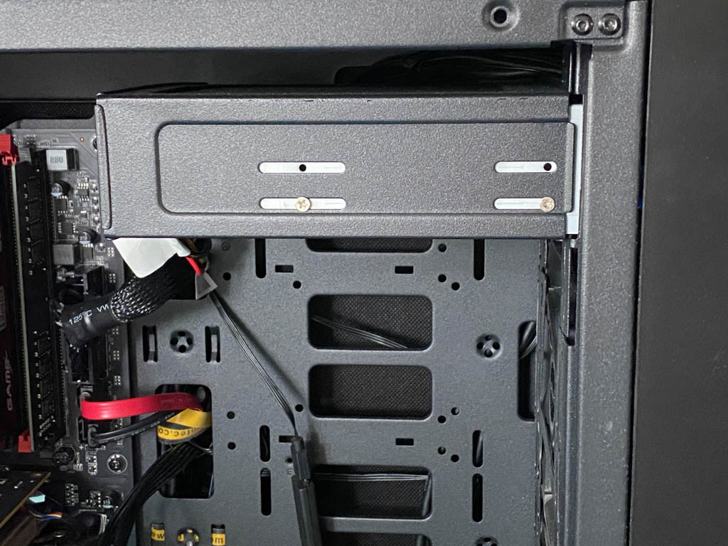 侧透机箱能装光驱,外置光驱在机箱外面放置的光驱