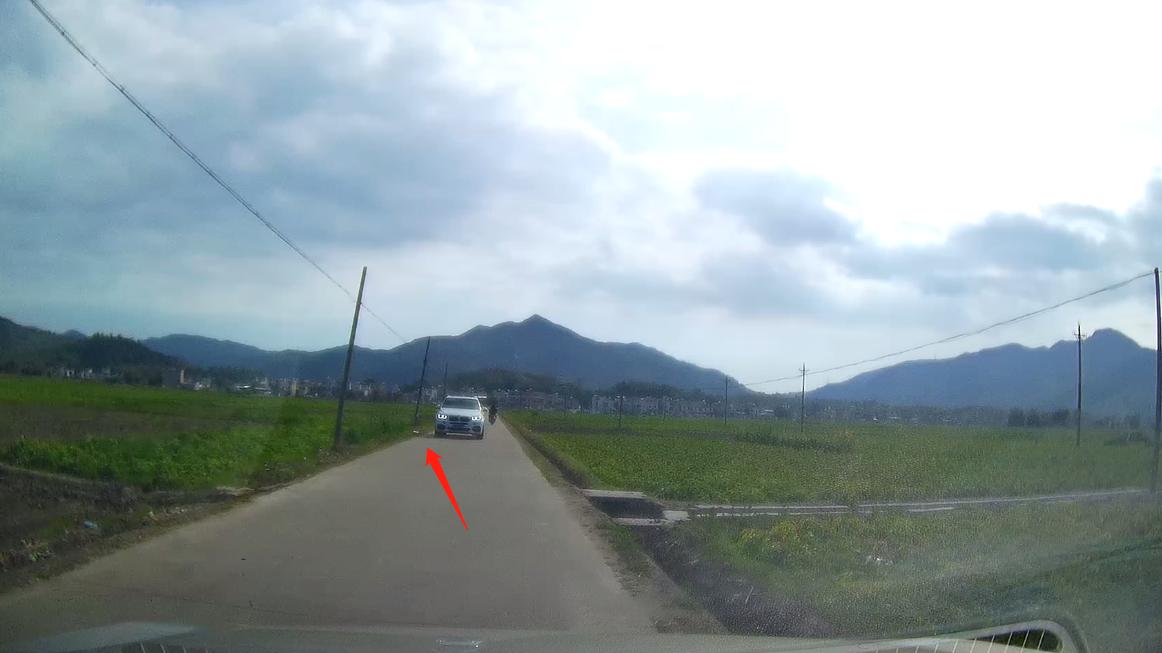 窄路会车怎么判断左右两边不刮蹭,窄路会车技巧新手也能轻松应对